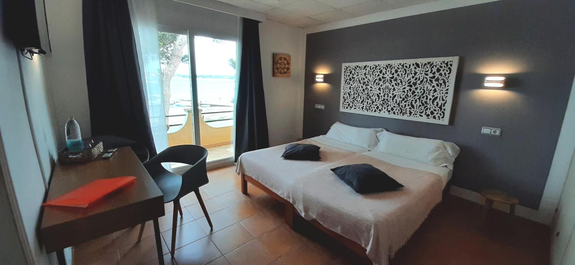 Hostal Bahia Azul Portocolom  Extérieur photo