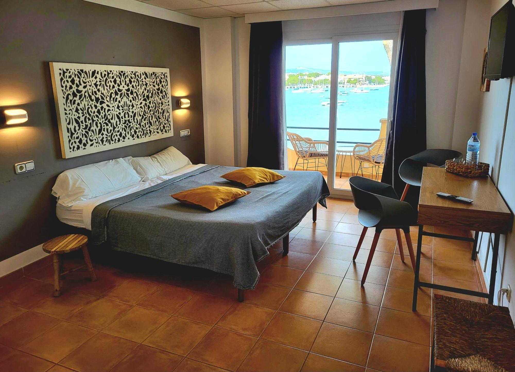 Hostal Bahia Azul Portocolom  Extérieur photo
